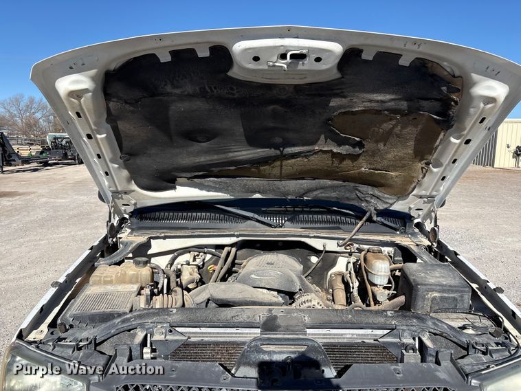 image for item EU4753 2004 Chevrolet Silverado 2500HD flatbed pickup truck