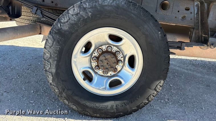 image for item EU4753 2004 Chevrolet Silverado 2500HD flatbed pickup truck