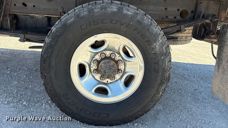 image for item EU4753 2004 Chevrolet Silverado 2500HD flatbed pickup truck