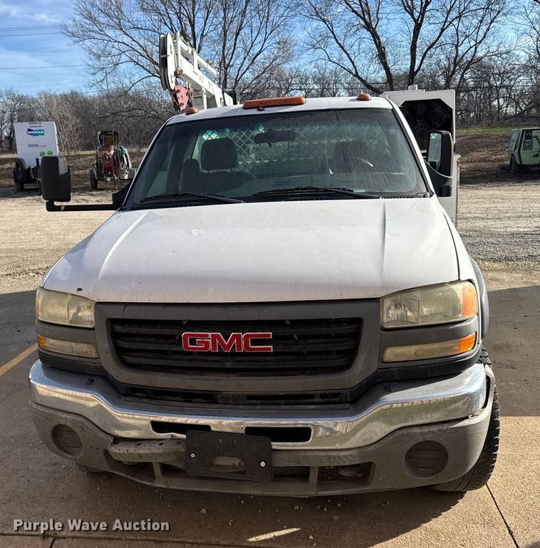 image for item EU6493 2005 GMC Sierra 3500HD utility bed pickup truck