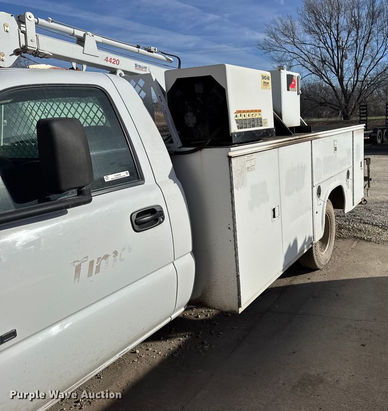 image for item EU6493 2005 GMC Sierra 3500HD utility bed pickup truck
