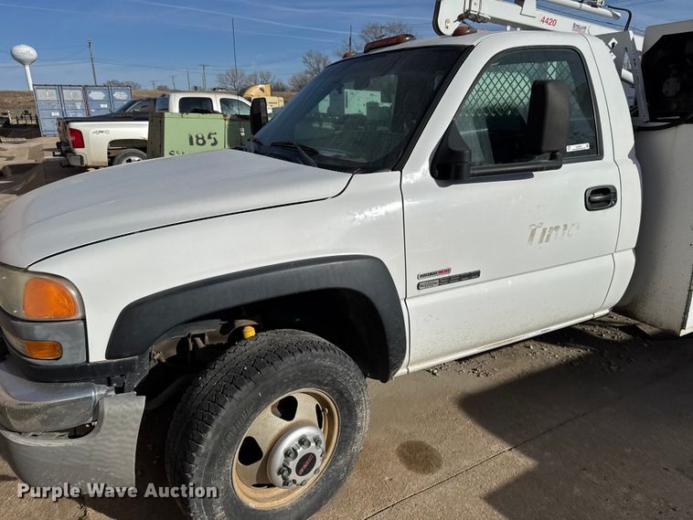 image for item EU6493 2005 GMC Sierra 3500HD utility bed pickup truck