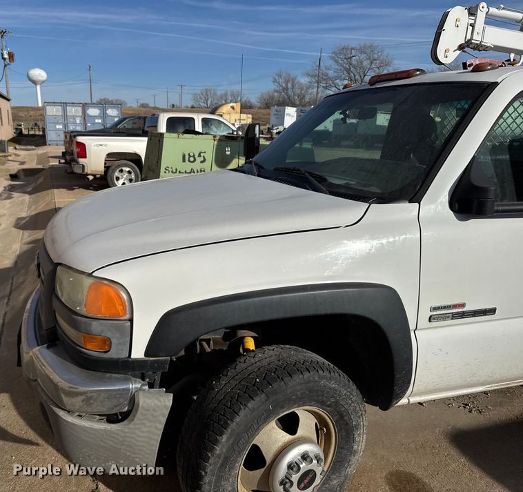 image for item EU6493 2005 GMC Sierra 3500HD utility bed pickup truck