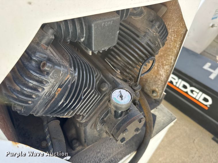 image for item EU6493 2005 GMC Sierra 3500HD utility bed pickup truck