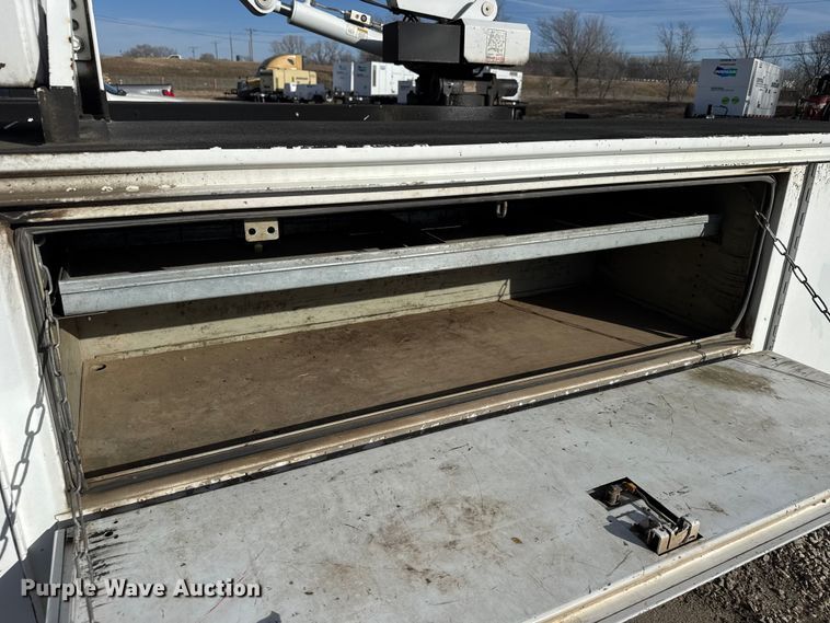 image for item EU6493 2005 GMC Sierra 3500HD utility bed pickup truck