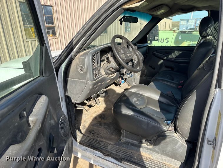 image for item EU6493 2005 GMC Sierra 3500HD utility bed pickup truck