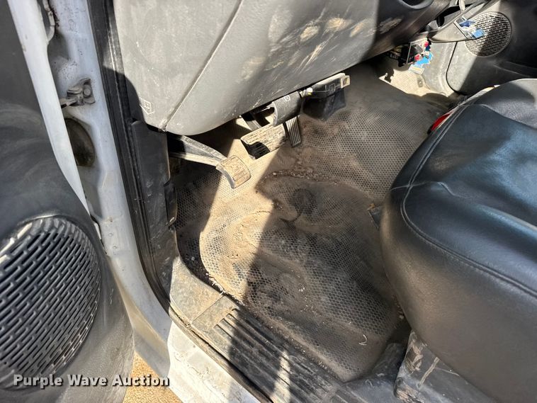 image for item EU6493 2005 GMC Sierra 3500HD utility bed pickup truck