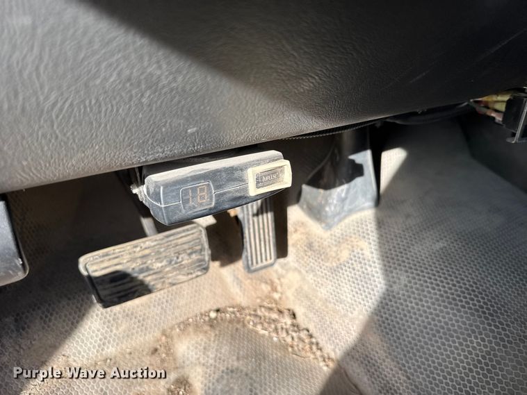 image for item EU6493 2005 GMC Sierra 3500HD utility bed pickup truck