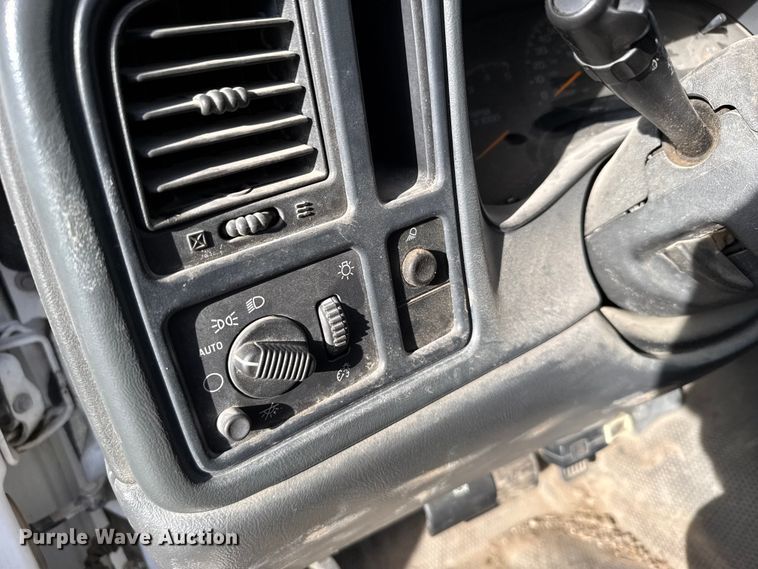 image for item EU6493 2005 GMC Sierra 3500HD utility bed pickup truck