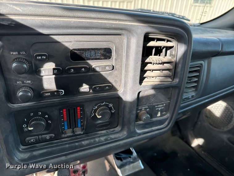 image for item EU6493 2005 GMC Sierra 3500HD utility bed pickup truck