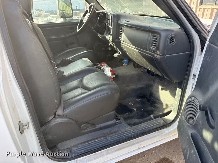 image for item EU6493 2005 GMC Sierra 3500HD utility bed pickup truck