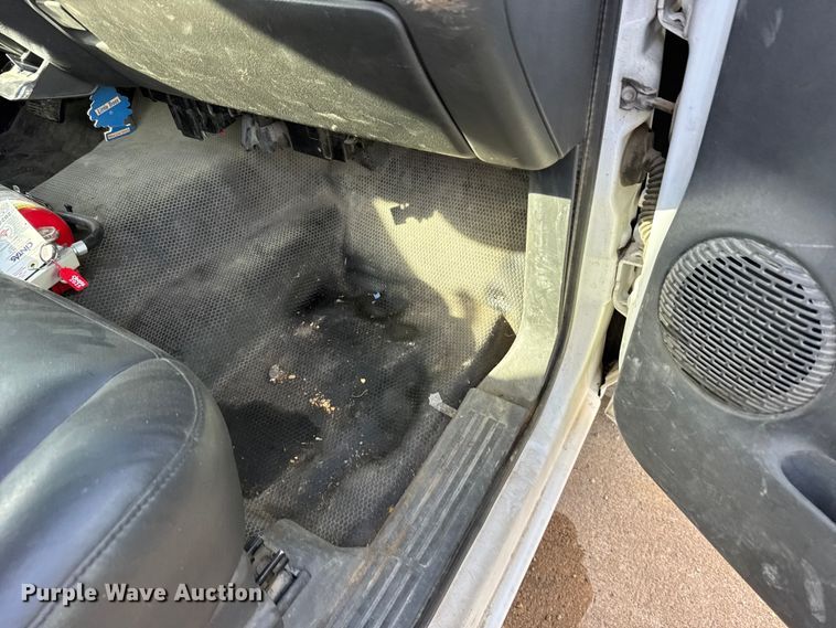 image for item EU6493 2005 GMC Sierra 3500HD utility bed pickup truck