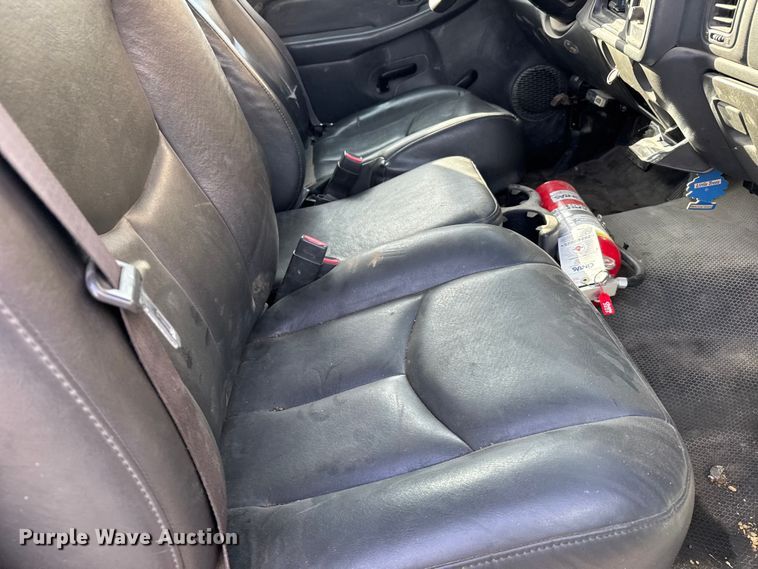 image for item EU6493 2005 GMC Sierra 3500HD utility bed pickup truck