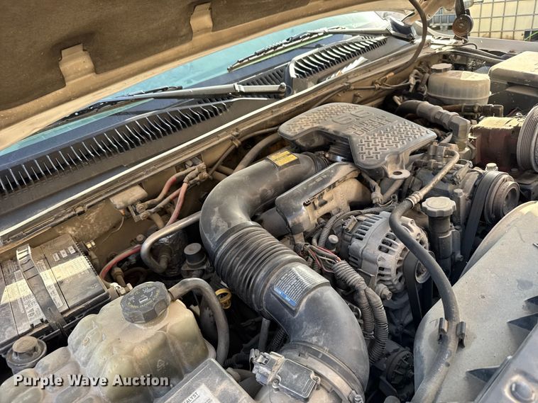 image for item EU6493 2005 GMC Sierra 3500HD utility bed pickup truck