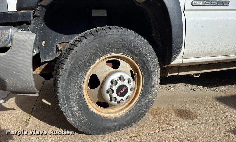 image for item EU6493 2005 GMC Sierra 3500HD utility bed pickup truck