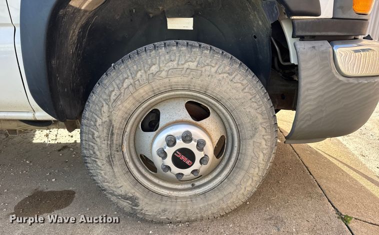 image for item EU6493 2005 GMC Sierra 3500HD utility bed pickup truck