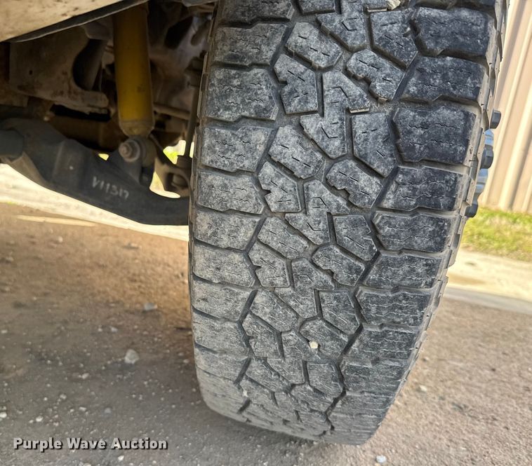 image for item EU6493 2005 GMC Sierra 3500HD utility bed pickup truck