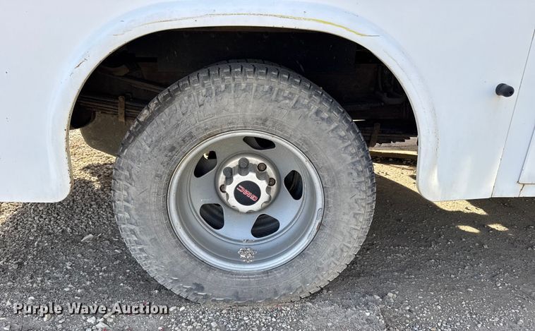 image for item EU6493 2005 GMC Sierra 3500HD utility bed pickup truck