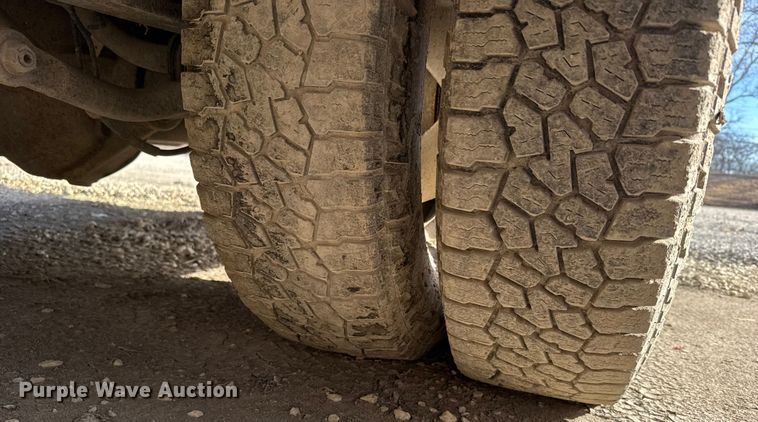 image for item EU6493 2005 GMC Sierra 3500HD utility bed pickup truck