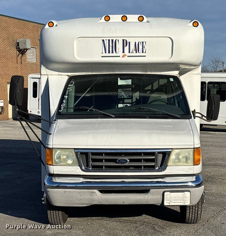 image for item EV3480 2004 Ford E450 shuttle bus
