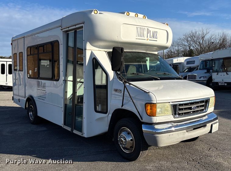 image for item EV3480 2004 Ford E450 shuttle bus