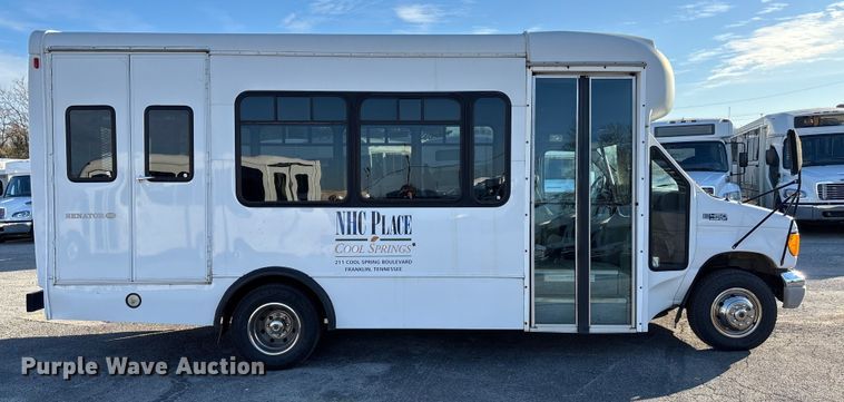 image for item EV3480 2004 Ford E450 shuttle bus