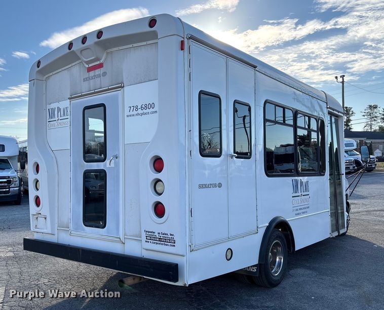 image for item EV3480 2004 Ford E450 shuttle bus