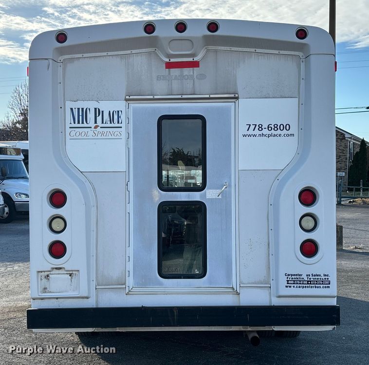 image for item EV3480 2004 Ford E450 shuttle bus