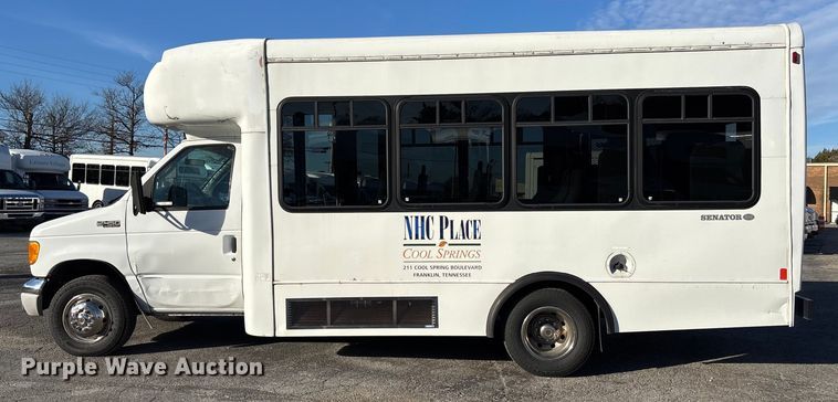 image for item EV3480 2004 Ford E450 shuttle bus