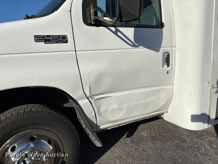 image for item EV3480 2004 Ford E450 shuttle bus