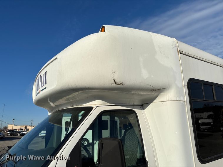 image for item EV3480 2004 Ford E450 shuttle bus