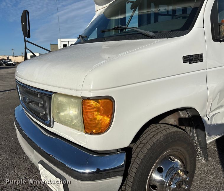 image for item EV3480 2004 Ford E450 shuttle bus
