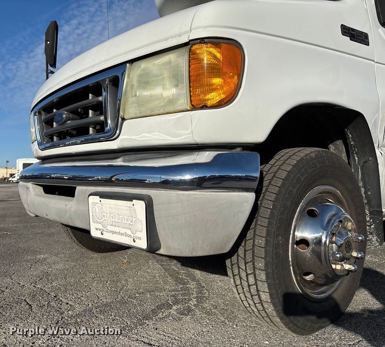 image for item EV3480 2004 Ford E450 shuttle bus