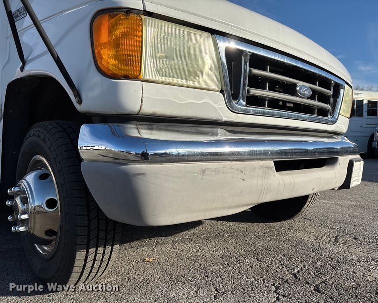 image for item EV3480 2004 Ford E450 shuttle bus