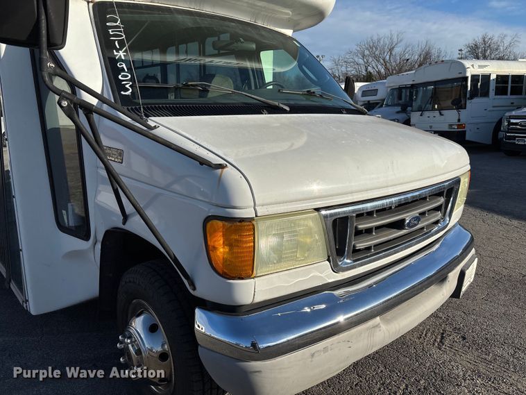 image for item EV3480 2004 Ford E450 shuttle bus