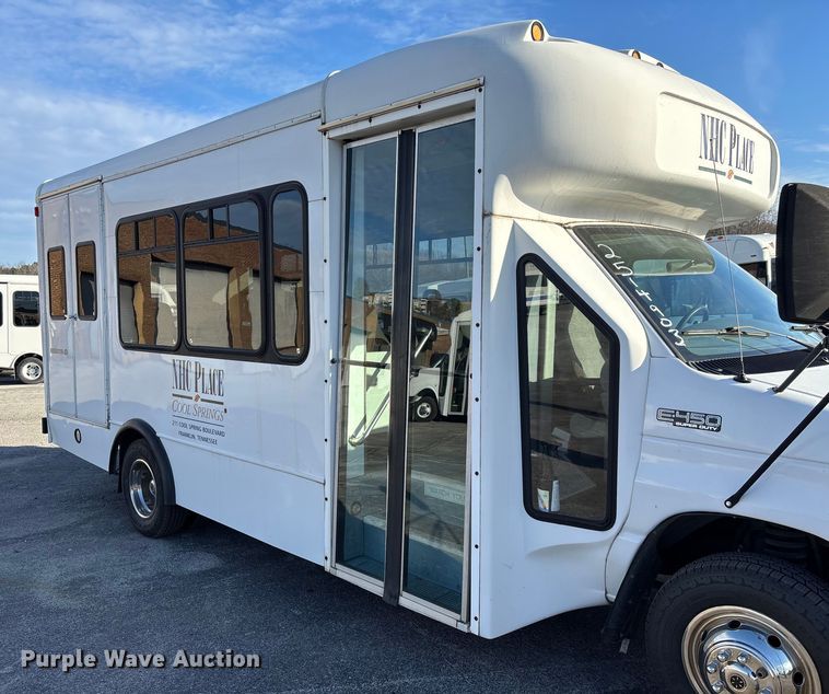 image for item EV3480 2004 Ford E450 shuttle bus