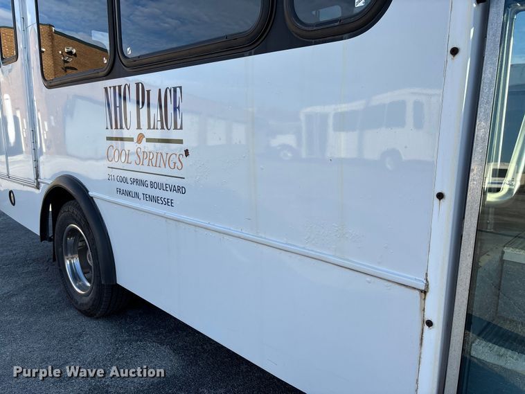 image for item EV3480 2004 Ford E450 shuttle bus