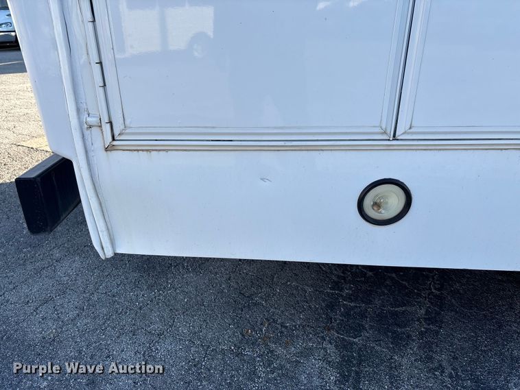 image for item EV3480 2004 Ford E450 shuttle bus