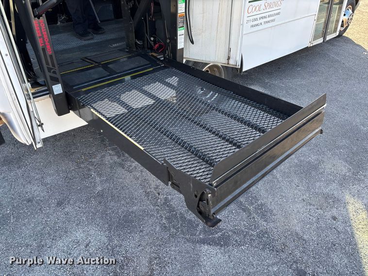 image for item EV3480 2004 Ford E450 shuttle bus