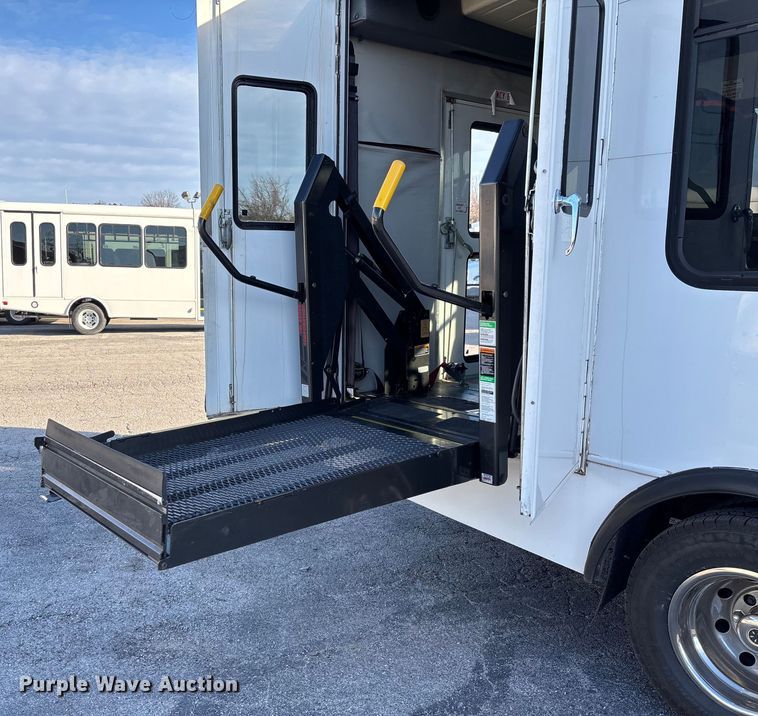 image for item EV3480 2004 Ford E450 shuttle bus