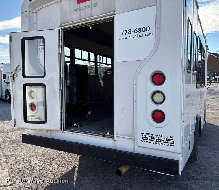 image for item EV3480 2004 Ford E450 shuttle bus