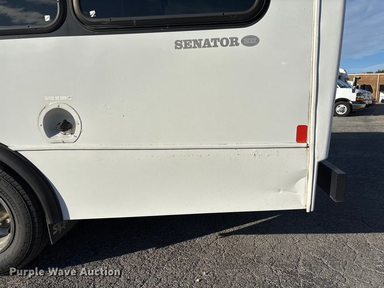 image for item EV3480 2004 Ford E450 shuttle bus