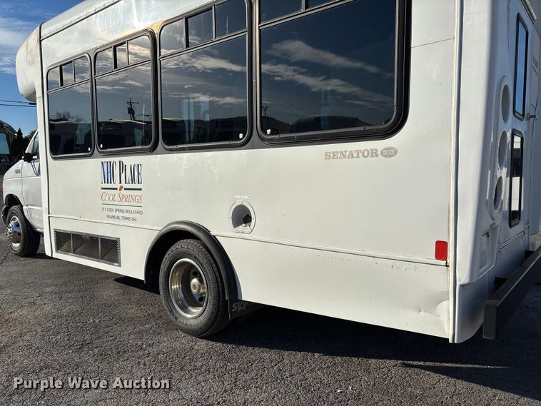 image for item EV3480 2004 Ford E450 shuttle bus
