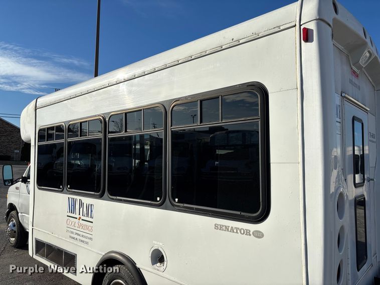 image for item EV3480 2004 Ford E450 shuttle bus