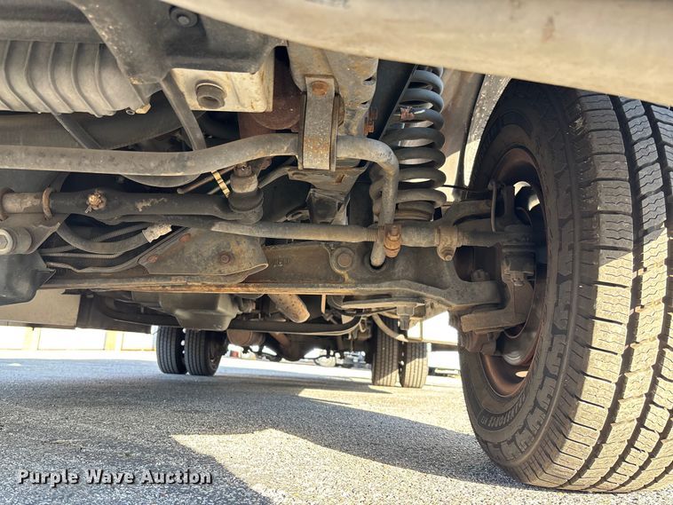 image for item EV3480 2004 Ford E450 shuttle bus