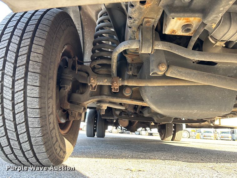 image for item EV3480 2004 Ford E450 shuttle bus