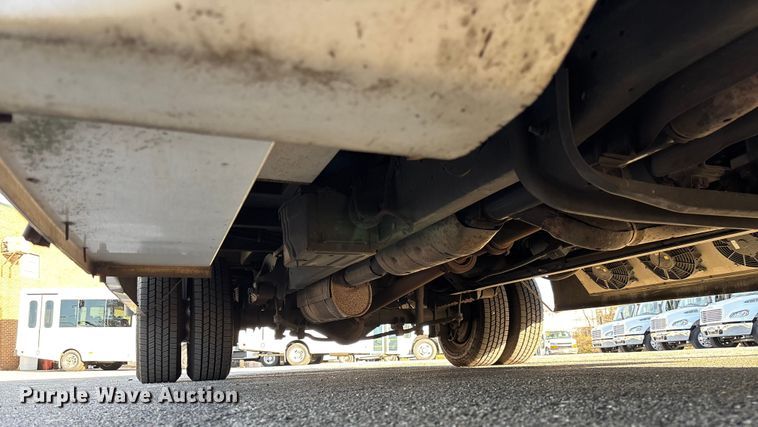 image for item EV3480 2004 Ford E450 shuttle bus