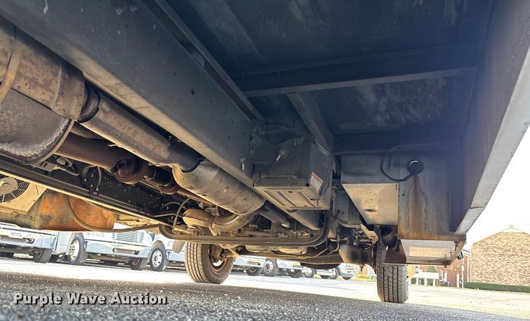 image for item EV3480 2004 Ford E450 shuttle bus