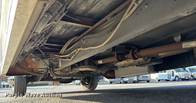 image for item EV3480 2004 Ford E450 shuttle bus