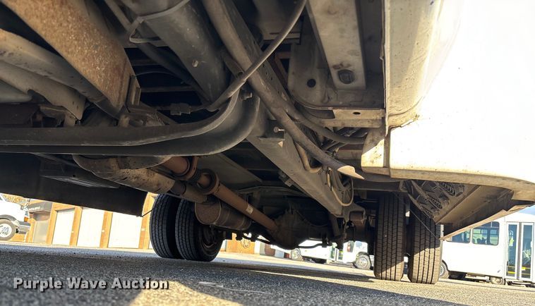 image for item EV3480 2004 Ford E450 shuttle bus